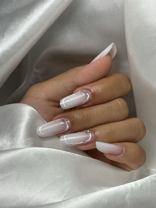 Realizez unghii cu gel