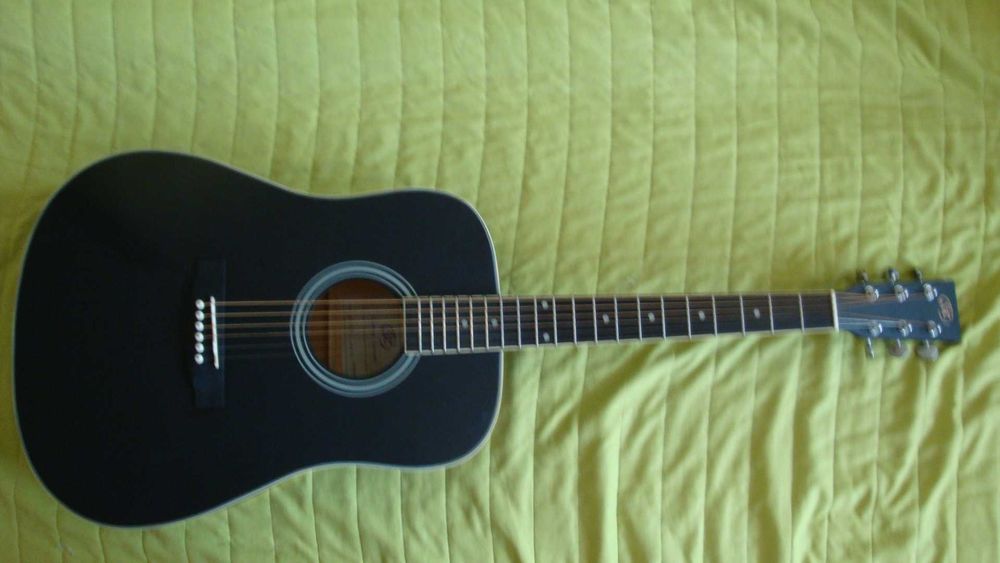 Продавам акустична китара