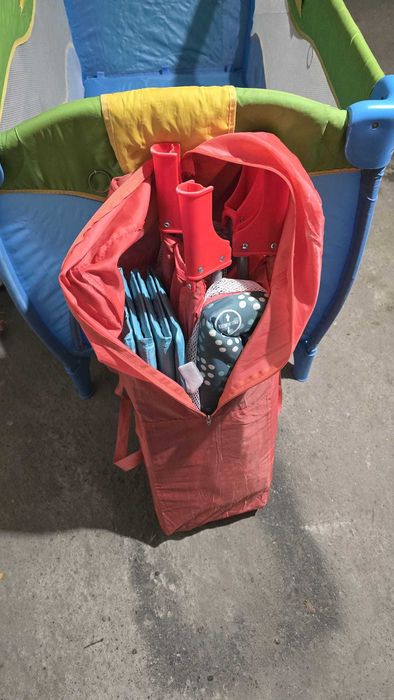 Продавам 2 броя сгъваеми детски кошарки с допълнителни матраци