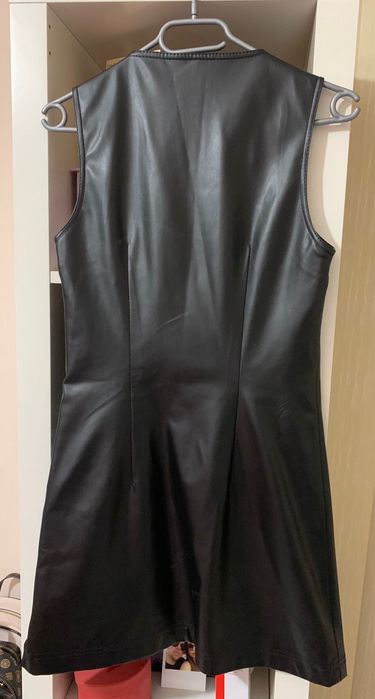 Кожена къса рокля и къса блуза.