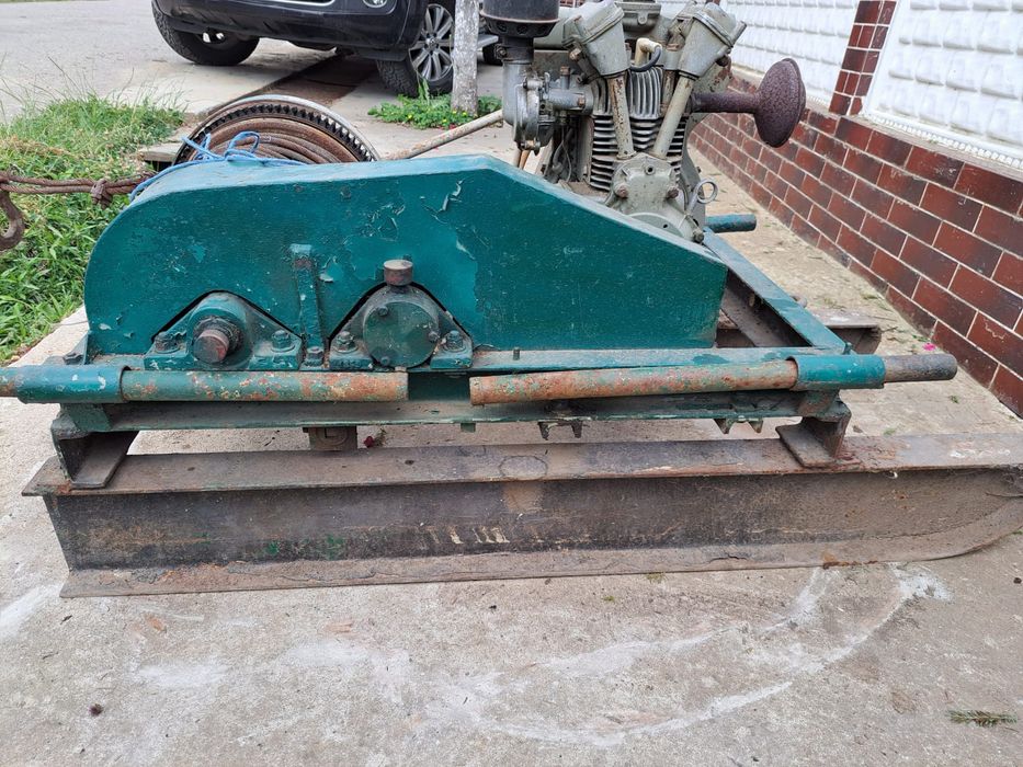 Troliu cu motor cu benzina