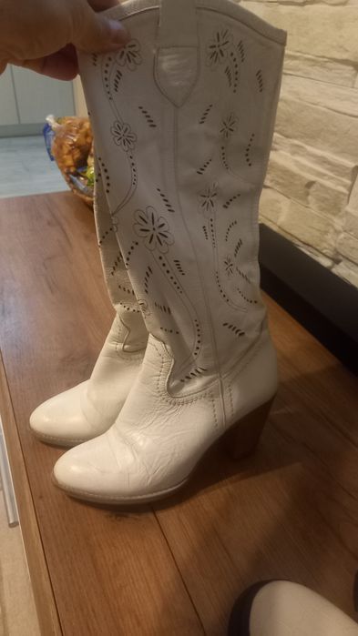 Женски Ботуши ниски боти ,Черните едните са 40,другите черни са 38 ном