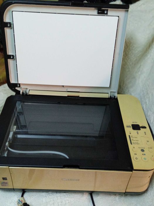 Продавам цветен принтер Canon pixma260