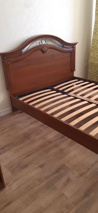 Кровать в комплекте, двуспальная.