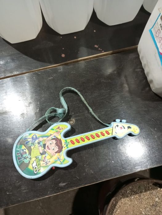 Игрушечная мини гитара