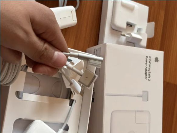 - на макбук - блок питания - зарядка