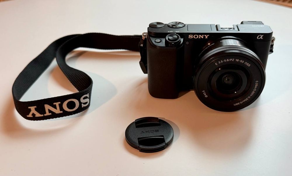 Sony A6100 – Ca nouă, foarte puțin utilizată – Garanție!