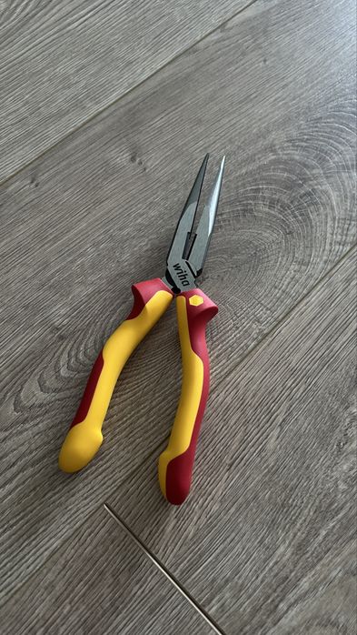 Cleste wiha cu varf / knipex patent 82 01 200