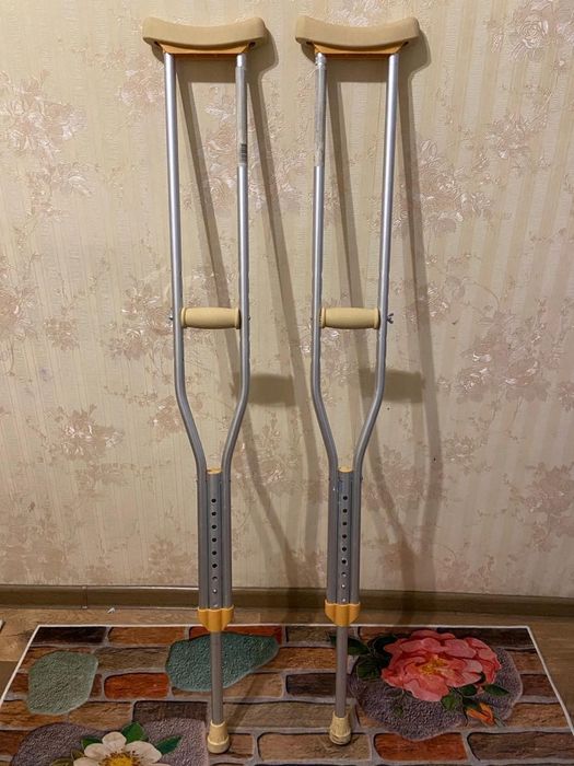 Костыли с резиновой подкладкой под подмышки