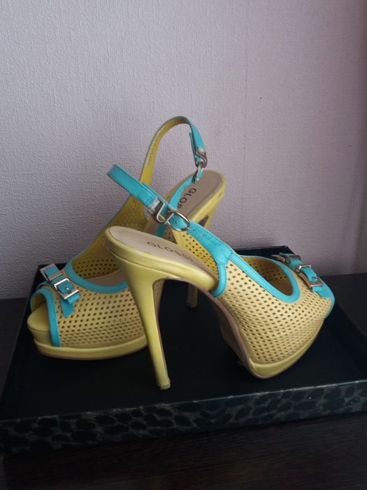 Продам женские босоножки