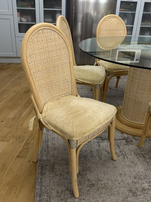 Продам кухонный стол и стулья