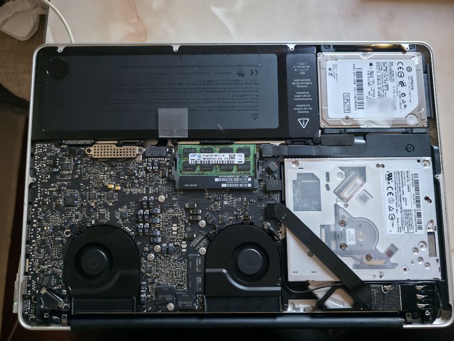 MacBook Pro 15" (Early 2011) Core i7 / 8GB RAM + Încărcător