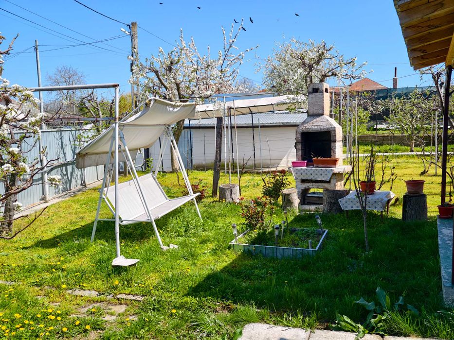 Casa cu curte de vanzare
