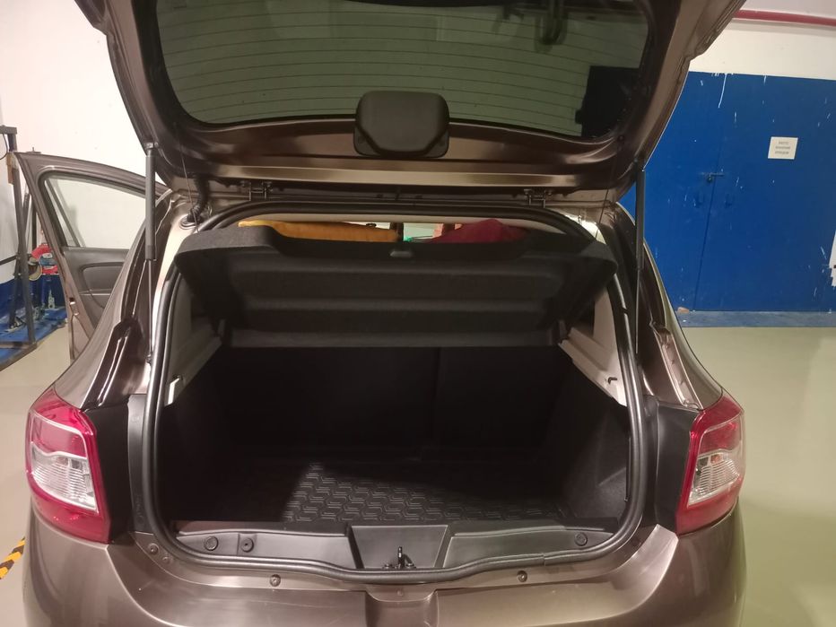 Продам машину Рено Сандеро