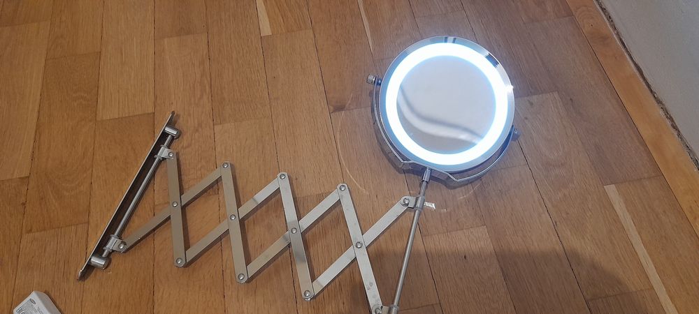 Oglinda cosmetica de perete