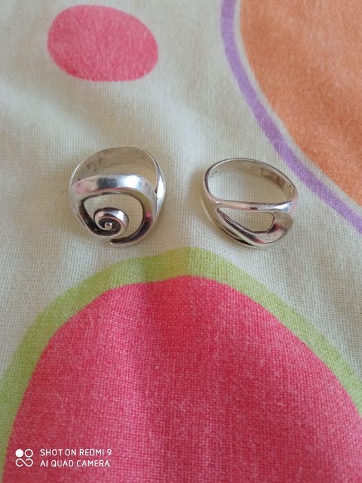 Продавам два сребърни пръстена и висулки