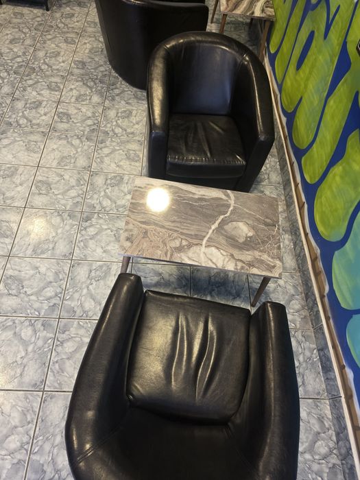 Vând set format din 2 fotolii confortabile + masă