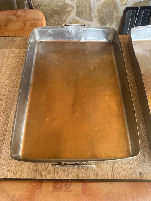 Два броя тави неръждаеми.