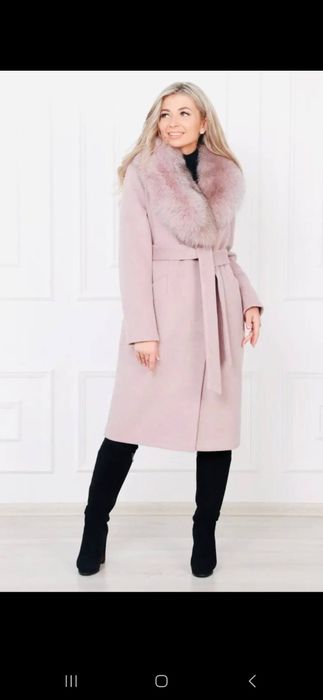 Пальто бледно- розового цвета