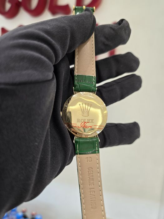 Продам яркие и блестательные золотые Ролексы с бриллиантами. Женские.