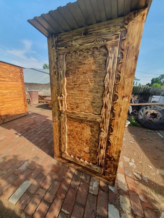 Уличный деревянный туалет