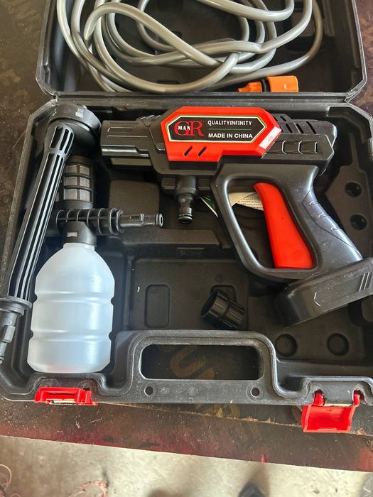 Машина на батерии за миене на коли под налягане нова