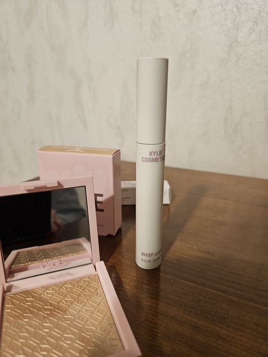 Сет KAYLIE COSMETICS Спирала и хайлайтър