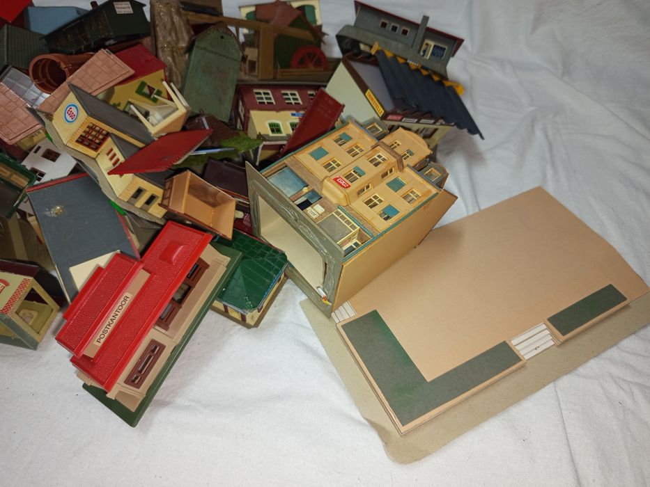Set 2 căsuțe machete HO incomplete trenulețe diorama