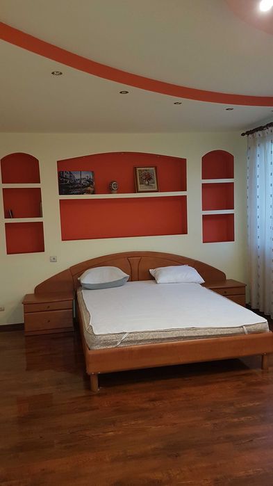 Casă de închiriat: 5 dormitoare, 210 mp, teren de 900 mp