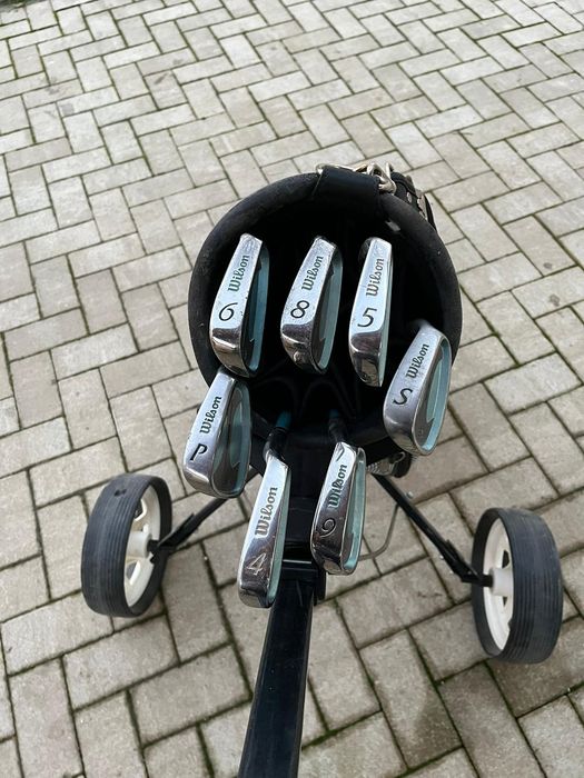 Vând crose golf de wilson cu geanta si pantofi speciali