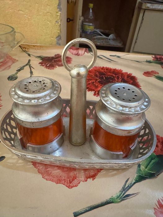 Стъклени и порцеланови старинни чаши