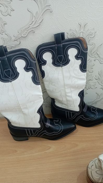 Продаеться сапожки с орнаментом