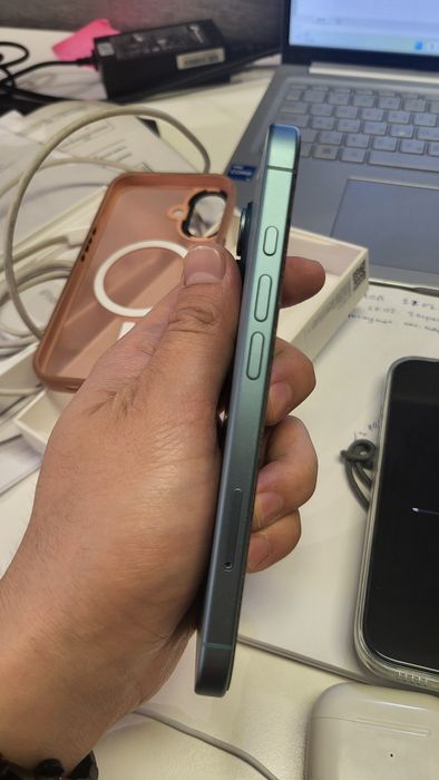 Продам Iphone 16