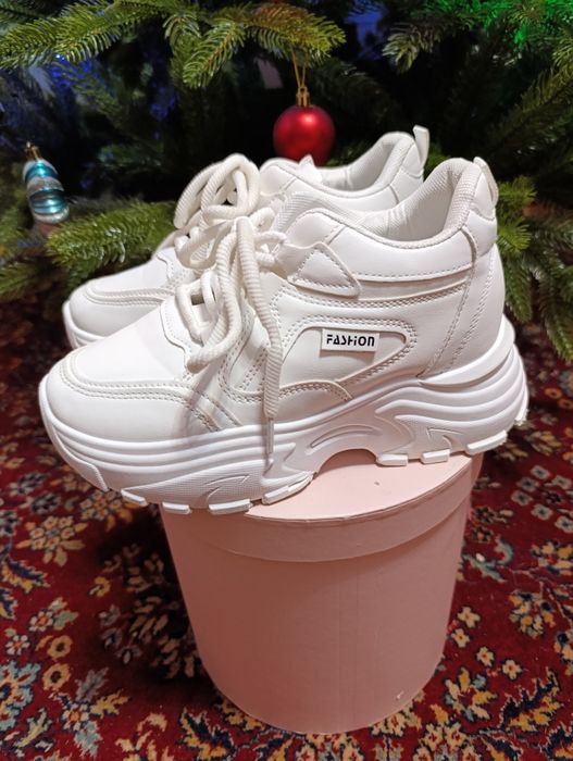 Женские кроссовки