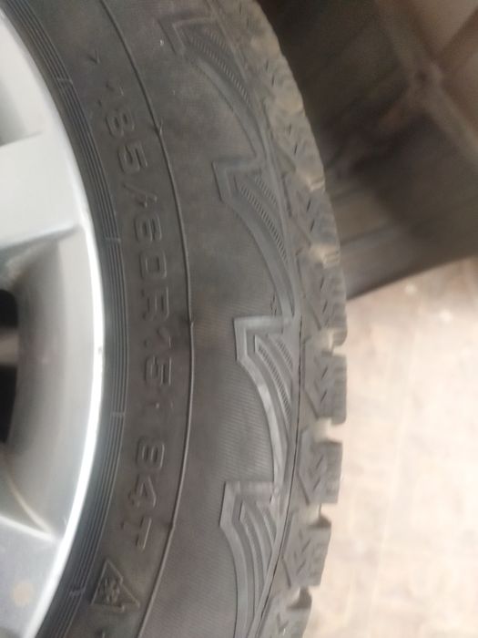Шипованные шины с дисками.