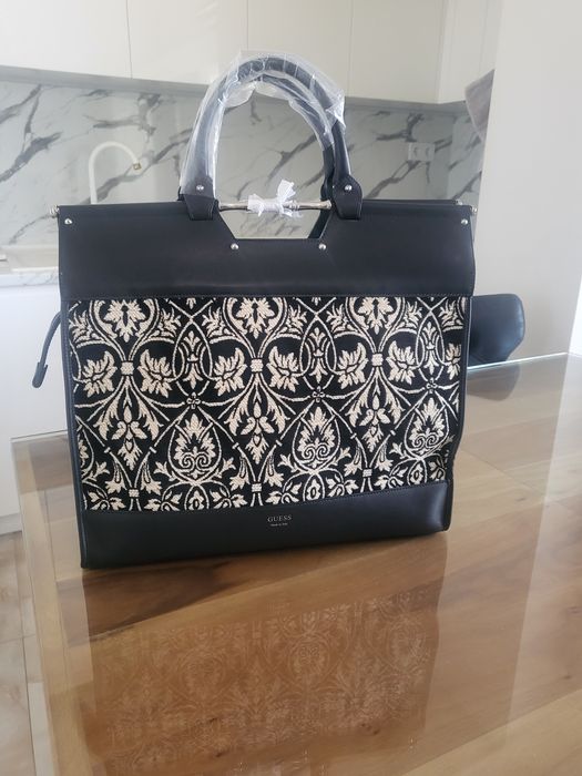 Дамска чанта GUESS

LENGTH OPTIONS
Inches	Cm
26