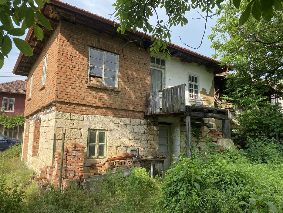 Стара къща с двор