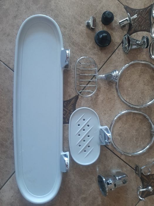 Комплектующие для ванной комнаты.