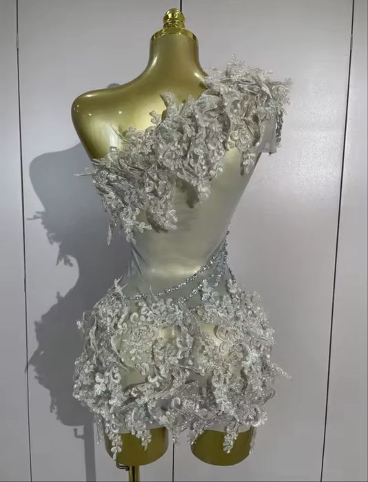 Уникална къса рокля с кристали и 3D дантела