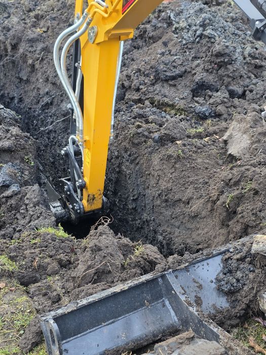 Lucrări cu miniexcavator 2,7 Tone