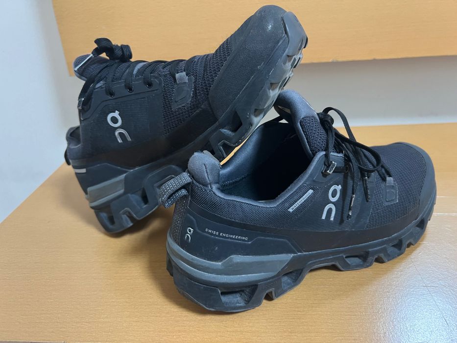 Продам фирменные кроссовки QC