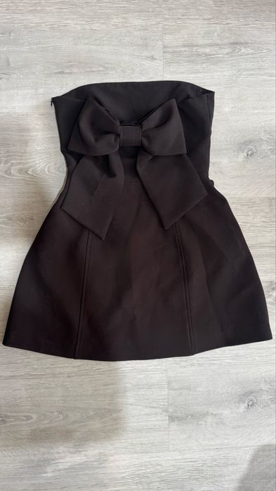 Къса черна рокля XS с панделка отзад