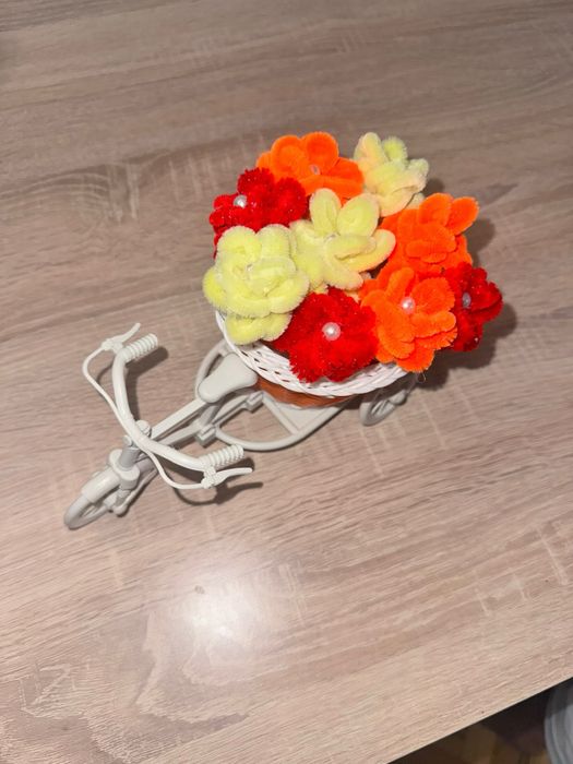 Ръчно направени цветя в колело с кошничка