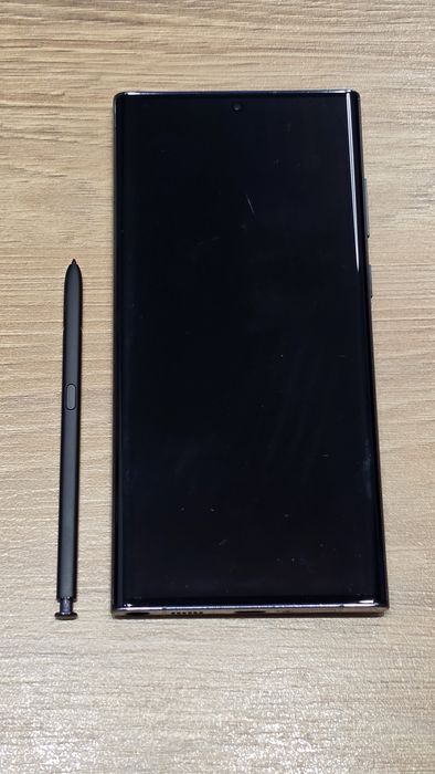 Samsung Galaxy S22 Ultra, 512 GB + Two Cases