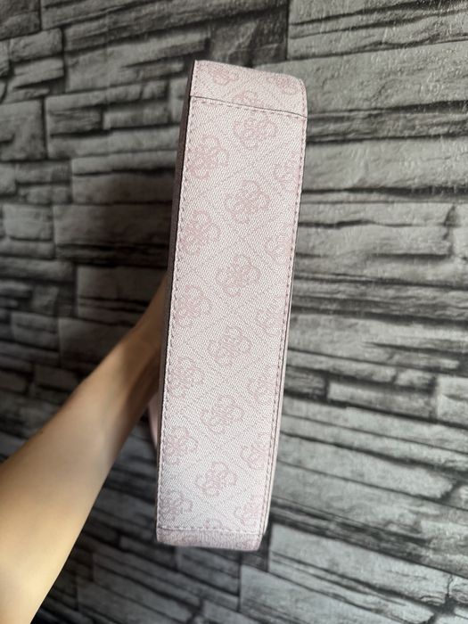 Розова чанта Guess