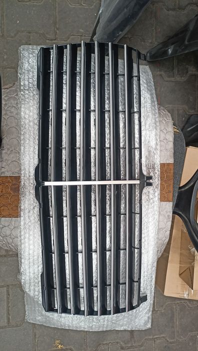 Мерс передний решётка 190,124,202,210,140