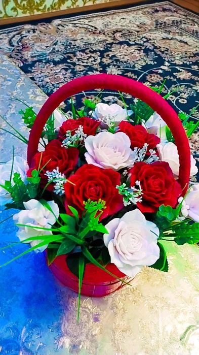 Sovundan tayyorlangan hush boʻy hidli atrgullar.