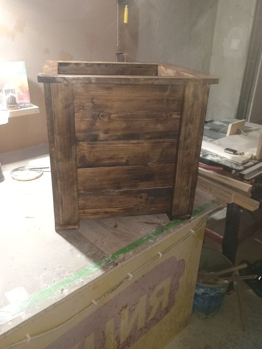 Продавам дървени кашпи