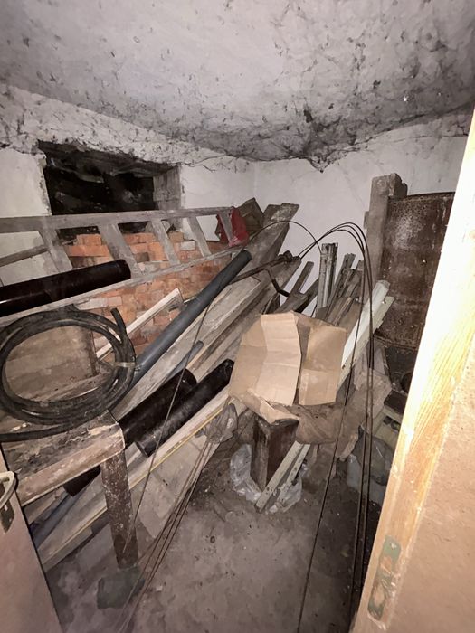 Дърва и метални старинни предмети