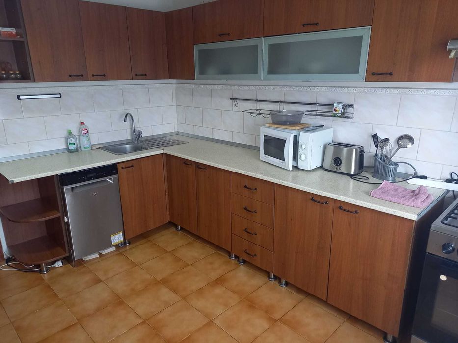 Se inchiriaza Apartament 3 camere in zona linistita complet utilat